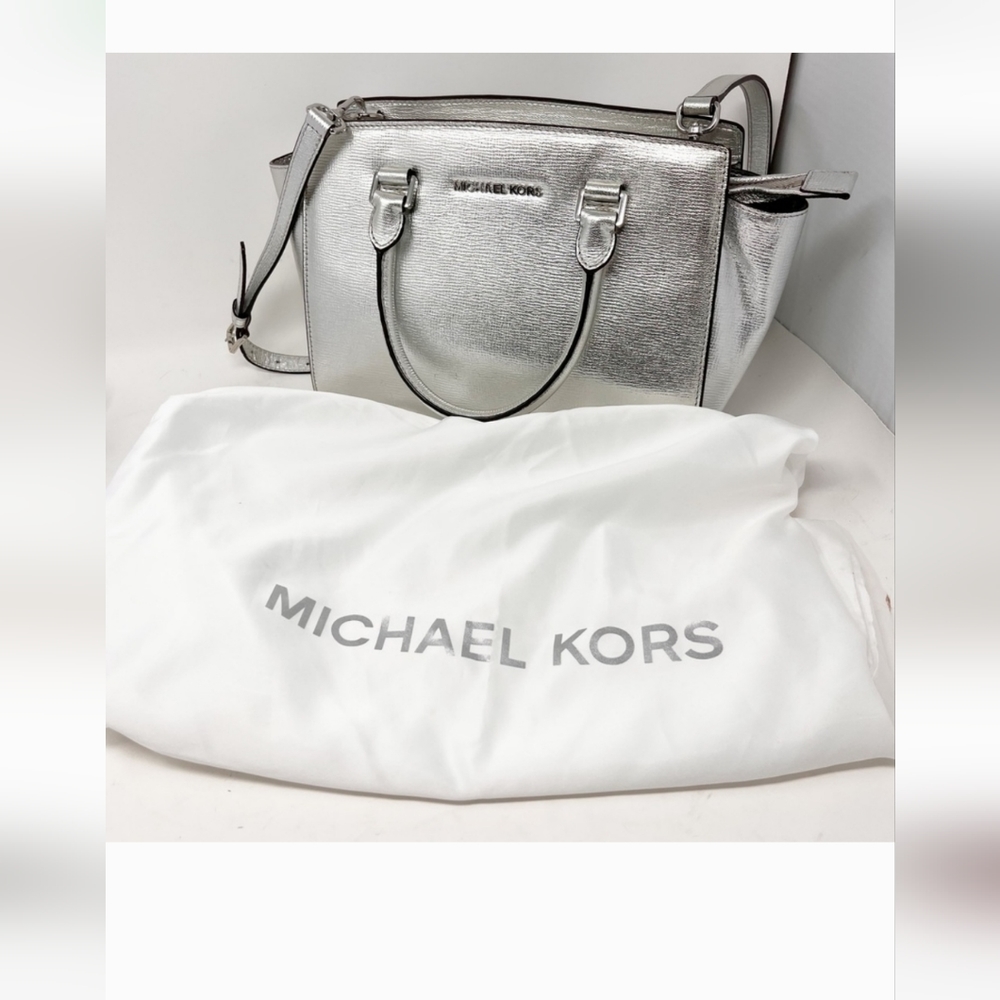 Michael Kors Silver Crossbody/Handbag w Dustbag